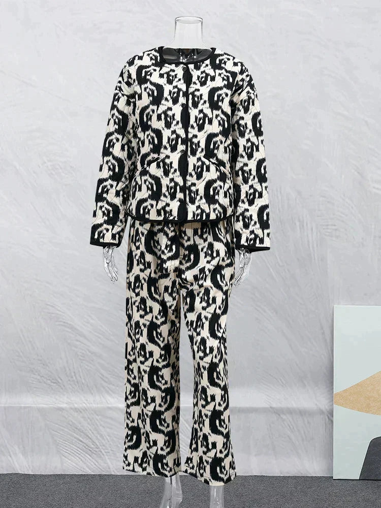 Costume en laine noir et blanc à motif abstrait, exposé sur un mannequin transparent. Ensemble élégant, tendance automne-hiver, mode féminine chic.