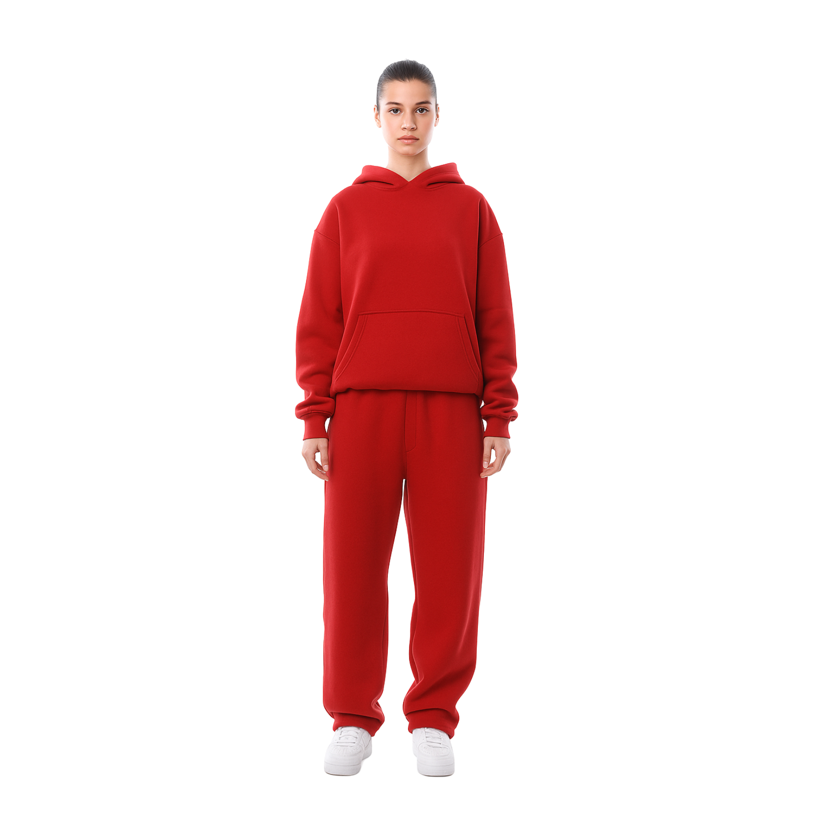 Femme en survêtement rouge, sweat à capuche et pantalon assorti, debout sur fond blanc. Mode décontractée, tendance vêtements confortables.