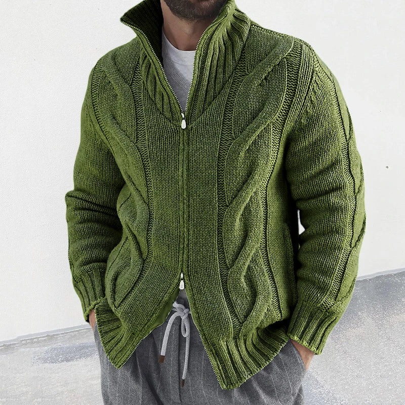 Homme portant un pull vert en maille torsadée avec fermeture éclair, col montant, manches longues, style décontracté. Mode masculine automne-hiver.