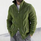 Homme portant un pull vert en maille torsadée avec fermeture éclair, col montant, manches longues, style décontracté. Mode masculine automne-hiver.