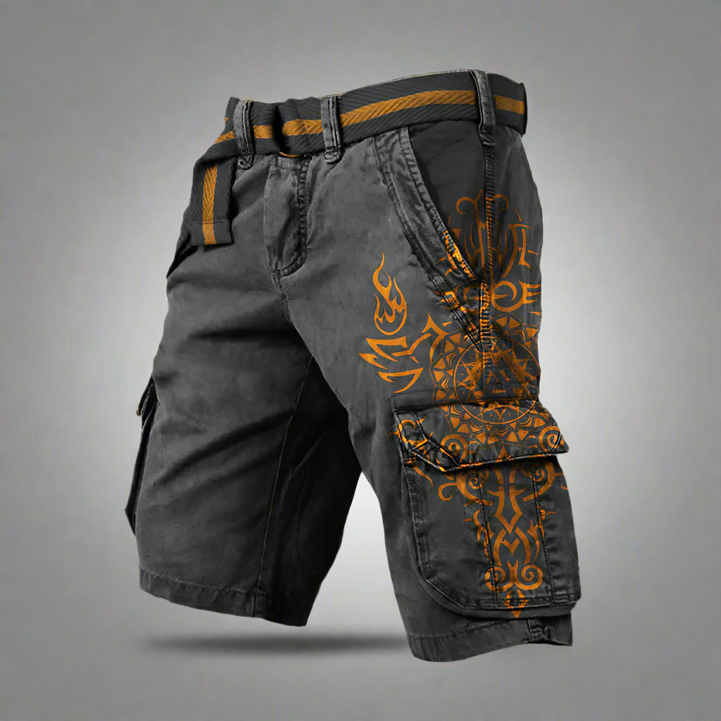 Short cargo noir avec motifs tribaux orange, ceinture intégrée, poches latérales. Style décontracté, idéal pour l'été et les activités en plein air.
