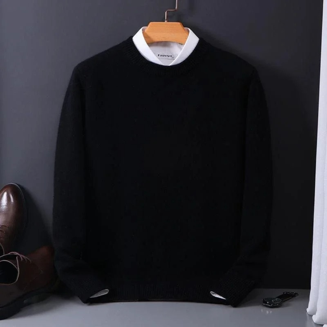 Pull noir élégant sur cintre, col rond, avec chemise blanche visible. Parfait pour mode masculine, tenue automne-hiver, style classique.