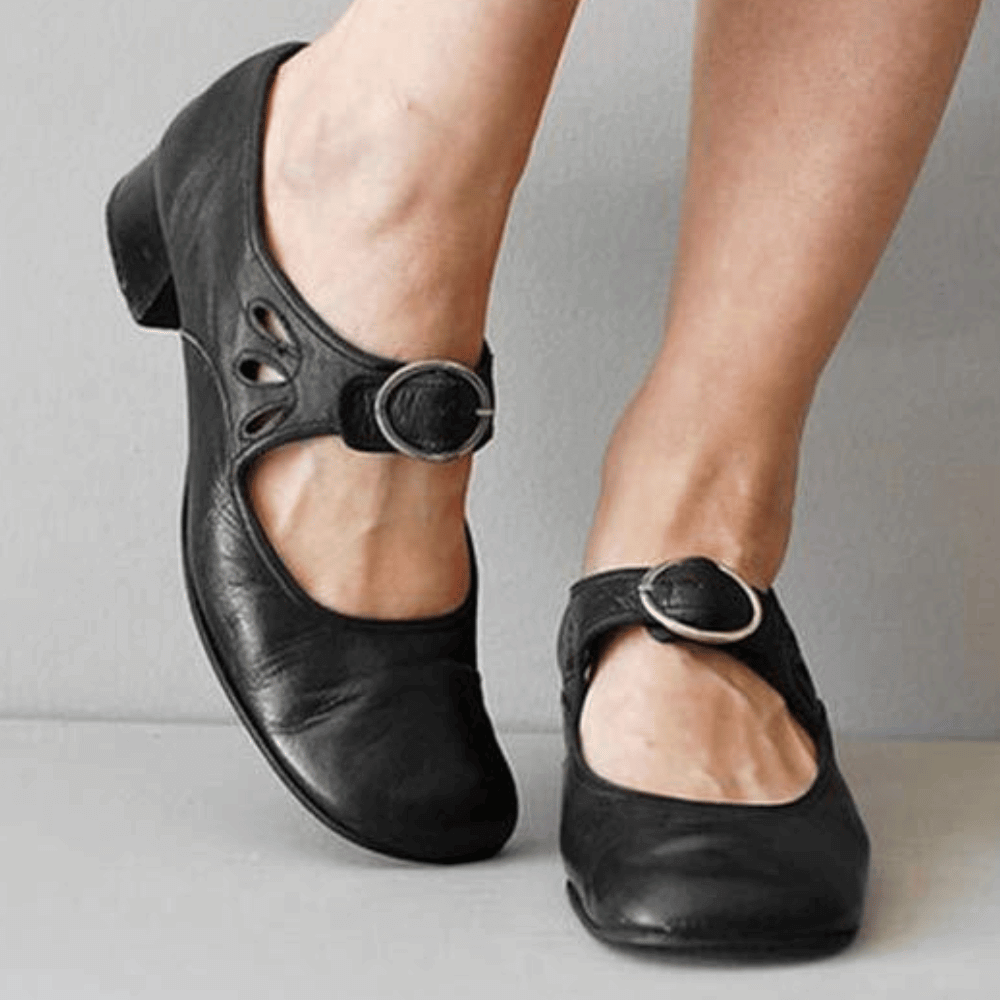Chaussures noires en cuir pour femme avec bride à boucle, design élégant et confortable, idéales pour un style quotidien ou professionnel.
