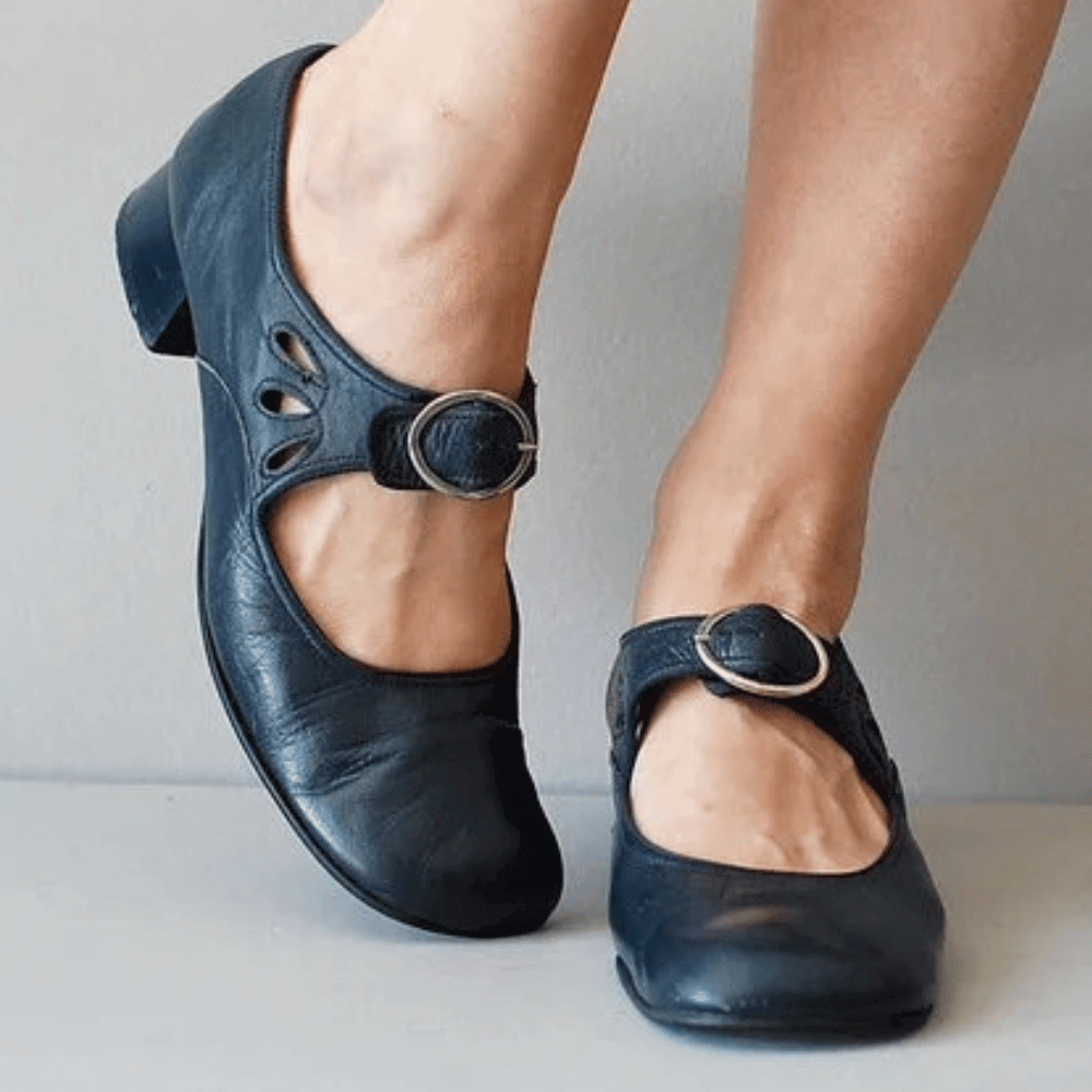 Chaussures Mary Jane en cuir noir avec boucle argentée, design élégant et confortable, idéales pour un style classique et intemporel.