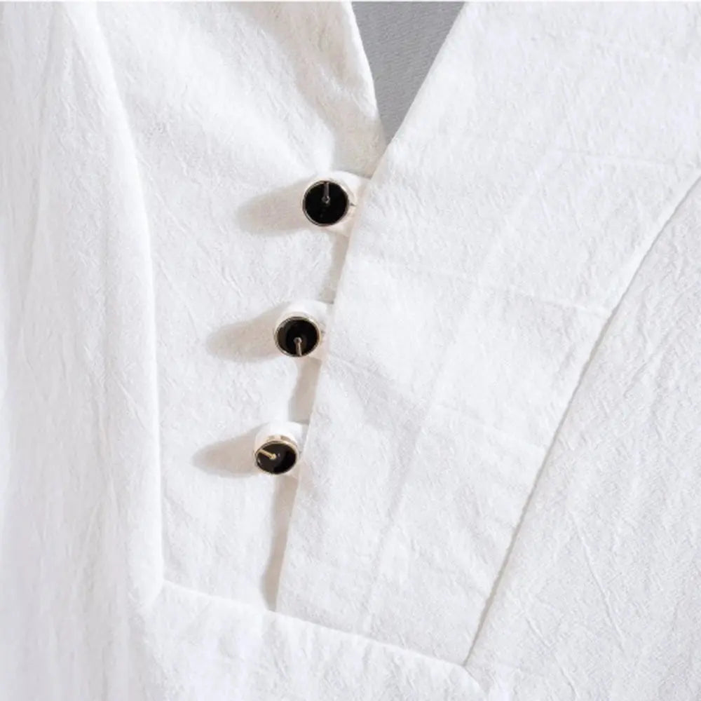 Chemisier blanc en lin avec col en V et trois boutons noirs, style minimaliste. Mode féminine élégante, tissu texturé, tendance printemps-été.