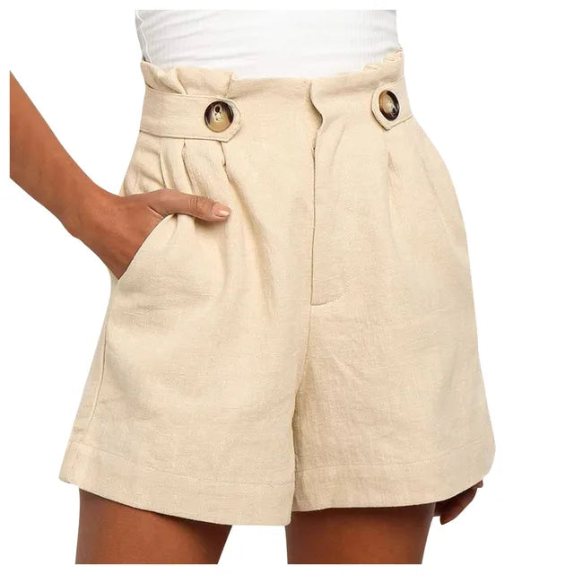 Short beige en lin taille haute avec boutons décoratifs, poches latérales, et ceinture plissée. Mode estivale élégante et confortable pour femmes.