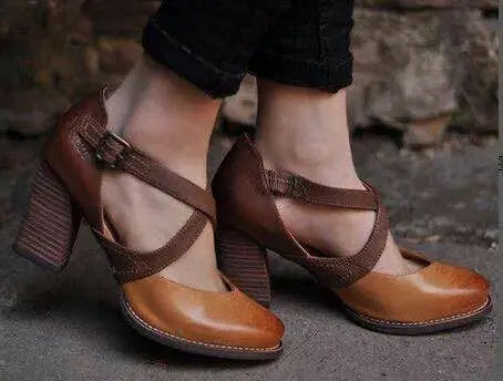 Chaussures à talons marron pour femme, design vintage avec brides croisées, idéales pour un look rétro chic. Mode féminine élégante et tendance.