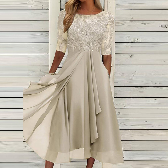 Robe élégante en dentelle blanche et jupe fluide beige, manches mi-longues, parfaite pour un mariage ou une soirée chic. Mode féminine tendance.
