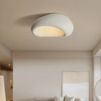 Plafonnier moderne en forme de nuage dans un salon minimaliste, éclairage LED doux, design contemporain, décoration intérieure élégante.