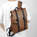 Sac à dos en cuir marron élégant avec bretelles noires, porté par une personne en t-shirt blanc. Design moderne, idéal pour la mode urbaine.