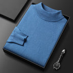 Pull bleu en laine plié dans une boîte noire, accompagné d'une montre-bracelet élégante. Mode homme, vêtements d'hiver, accessoires de luxe.