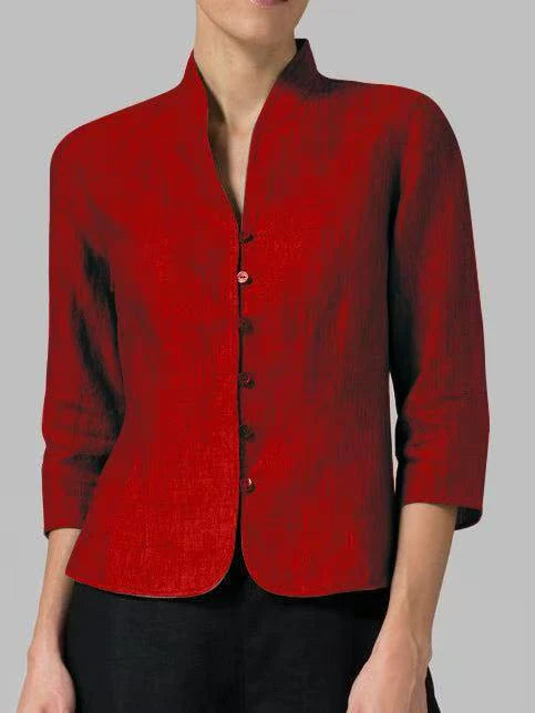 Blouse rouge élégante pour femme, manches trois-quarts, col mao, boutons noirs, style moderne et chic, mode féminine tendance.