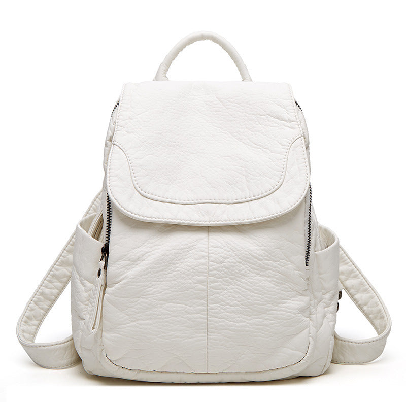 Sac à dos en cuir blanc élégant avec poches latérales et fermeture éclair, design moderne et minimaliste, idéal pour la mode et le voyage.