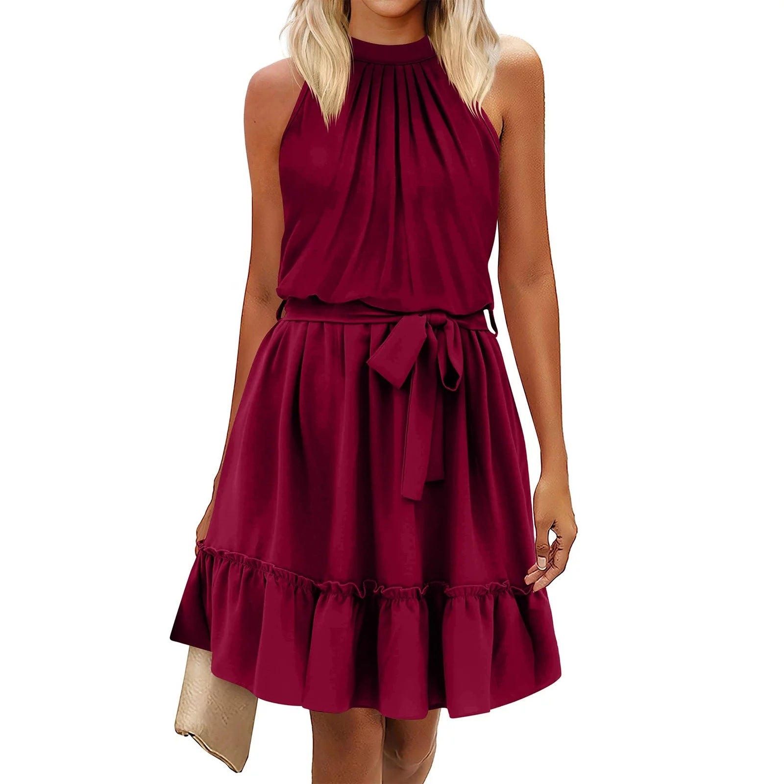 Robe rouge sans manches, col haut plissé, ceinture nouée, ourlet à volants, tenue élégante pour femme, mode chic et tendance.