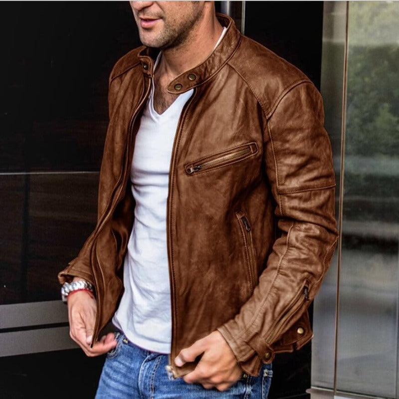 Homme portant un blouson en cuir marron, t-shirt blanc et jean bleu. Mode masculine, veste tendance, style décontracté.