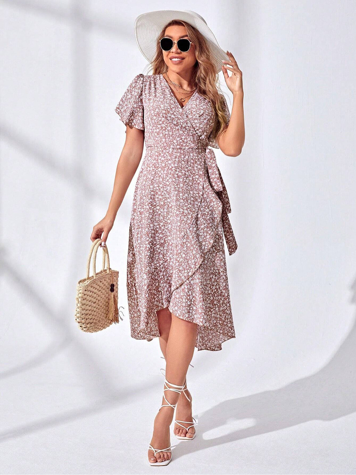 Vestido cruzado floral con escote en V para mujer: un atuendo de verano ligero y elegante 