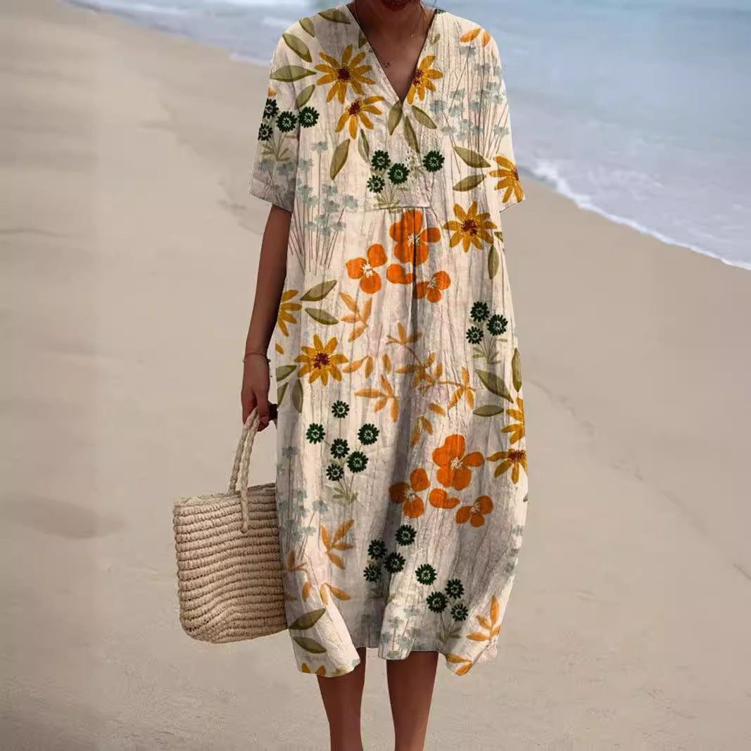 Robe d'été fleurie femme sur plage, motifs floraux colorés, sac en osier, tenue décontractée, mode estivale, bord de mer.
