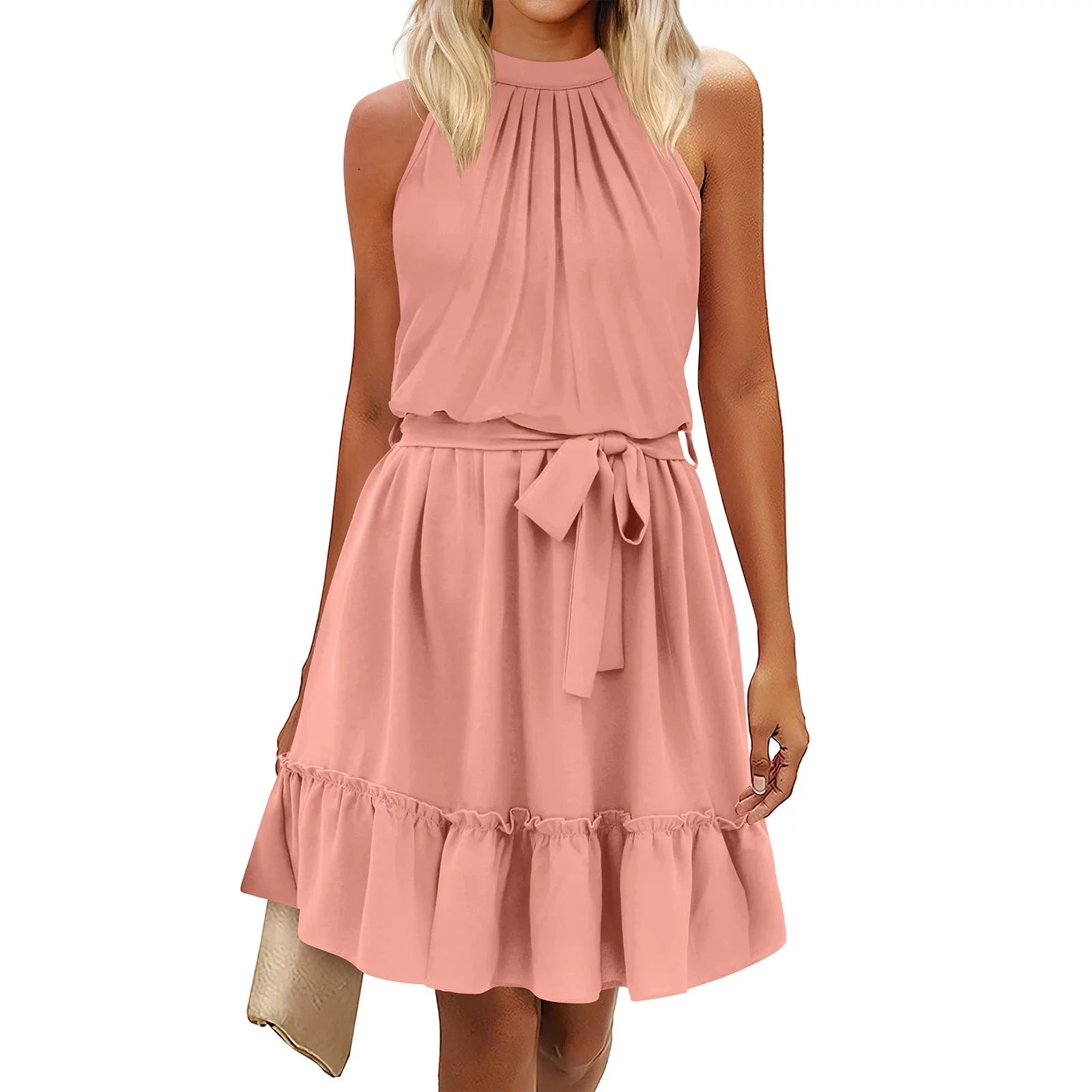 Robe rose sans manches, col haut plissé, ceinture nouée, ourlet à volants, tenue élégante pour femme, mode estivale chic.