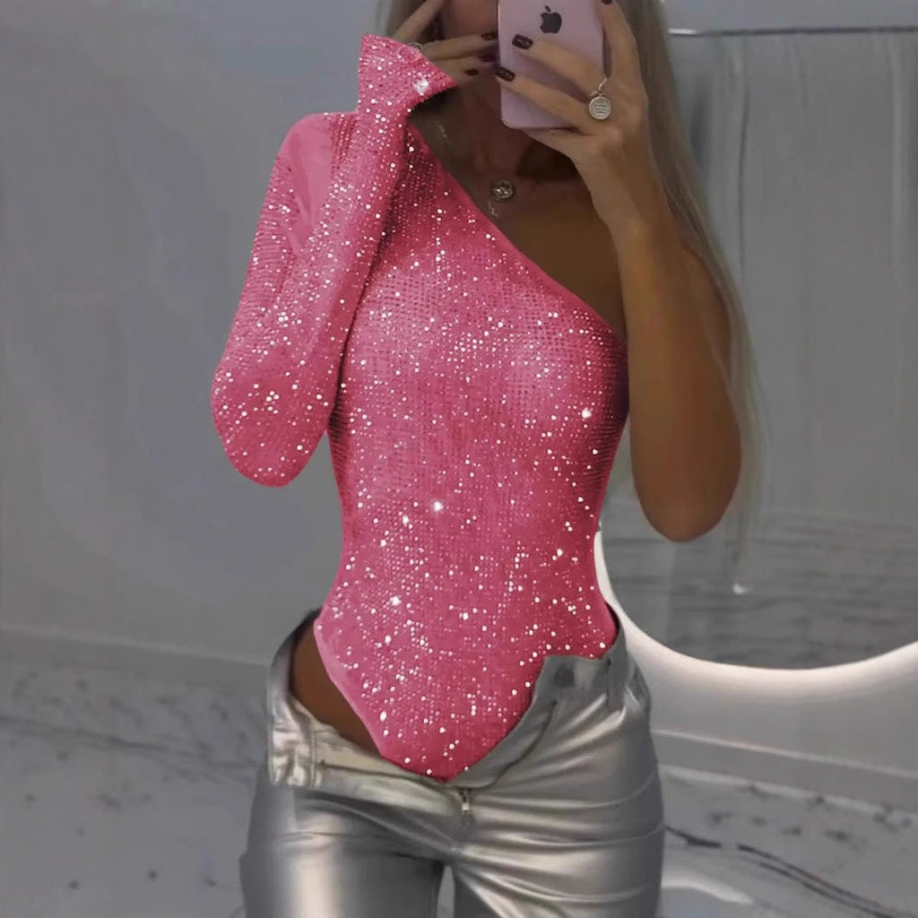 Femme en body asymétrique rose scintillant, pantalon argenté, prenant un selfie. Mode tendance, tenue de soirée glamour, style moderne.