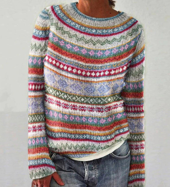 Pull en laine multicolore à motifs géométriques, manches longues, col rond, porté avec un jean décontracté. Mode automne-hiver tendance.