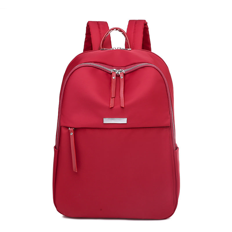 Sac à dos rouge élégant avec fermeture éclair, poches latérales et poignée supérieure. Idéal pour école, voyage ou usage quotidien. Accessoire mode tendance.