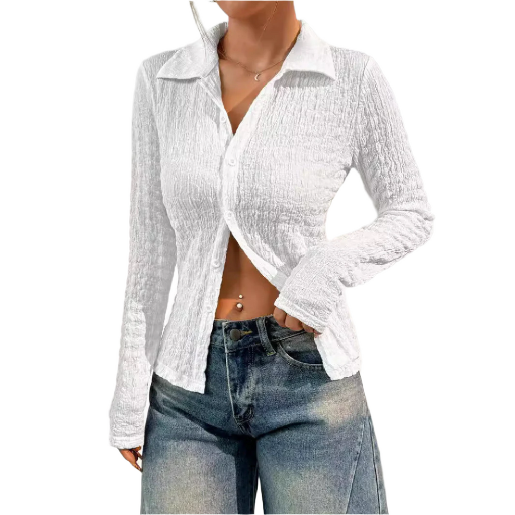 Chemisier blanc texturé pour femme, manches longues, col classique, porté avec un jean décontracté. Mode féminine élégante et tendance.