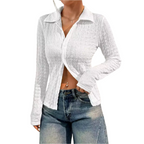 Chemisier blanc texturé pour femme, manches longues, col classique, porté avec un jean décontracté. Mode féminine élégante et tendance.