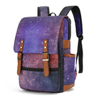 Sac à dos motif galaxie violet avec bretelles réglables, poches latérales et fermetures à boucle. Idéal pour école, voyage, mode tendance.