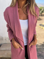 Femme portant un cardigan rose élégant sur un débardeur blanc, style décontracté chic, mode automne, vêtements confortables pour femmes.
