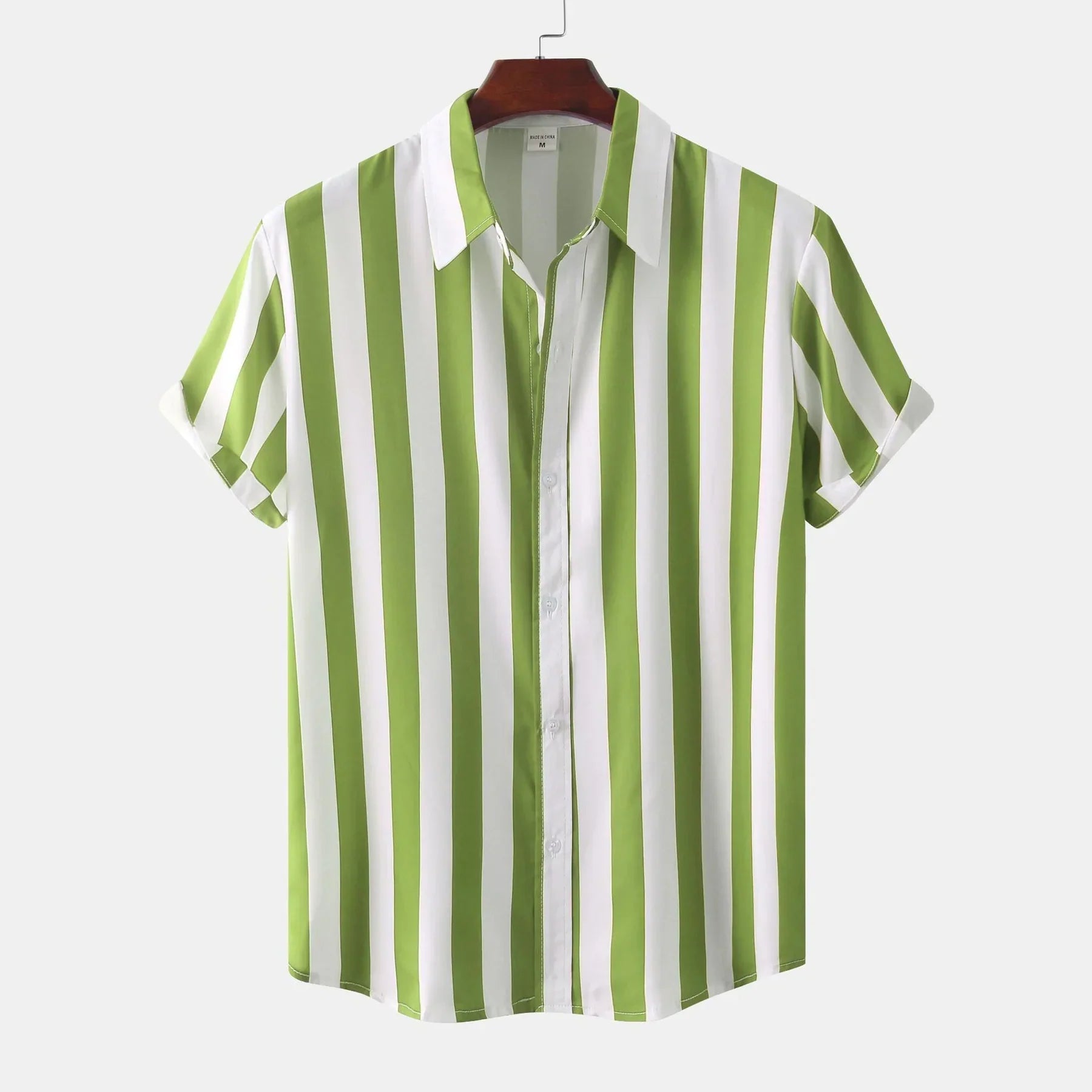 Chemise à manches courtes rayée verte et blanche, col classique, style décontracté, suspendue sur un cintre, fond blanc.