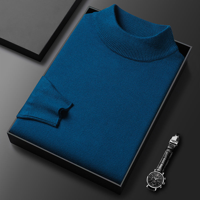 Pull bleu en laine plié dans une boîte noire, accompagné d'une montre-bracelet élégante. Mode masculine, vêtements d'hiver, accessoires de luxe.