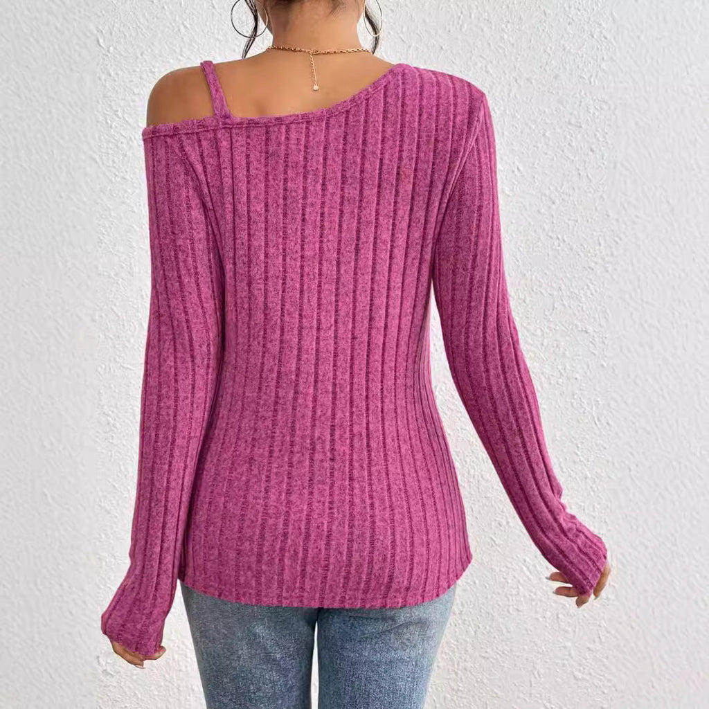 Femme portant un pull rose asymétrique à manches longues, en tricot côtelé, avec un jean bleu. Mode automne, style décontracté, tendance féminine.