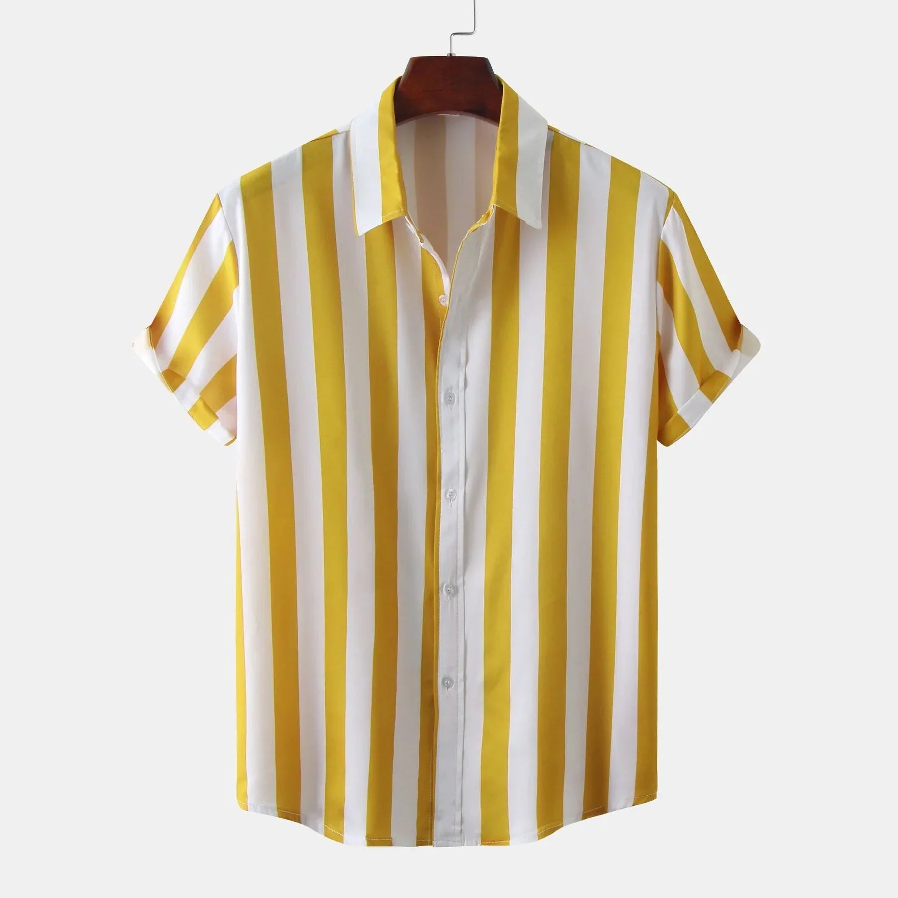 Chemise à manches courtes rayée jaune et blanche, col classique, suspendue sur cintre en bois, mode estivale élégante pour homme.