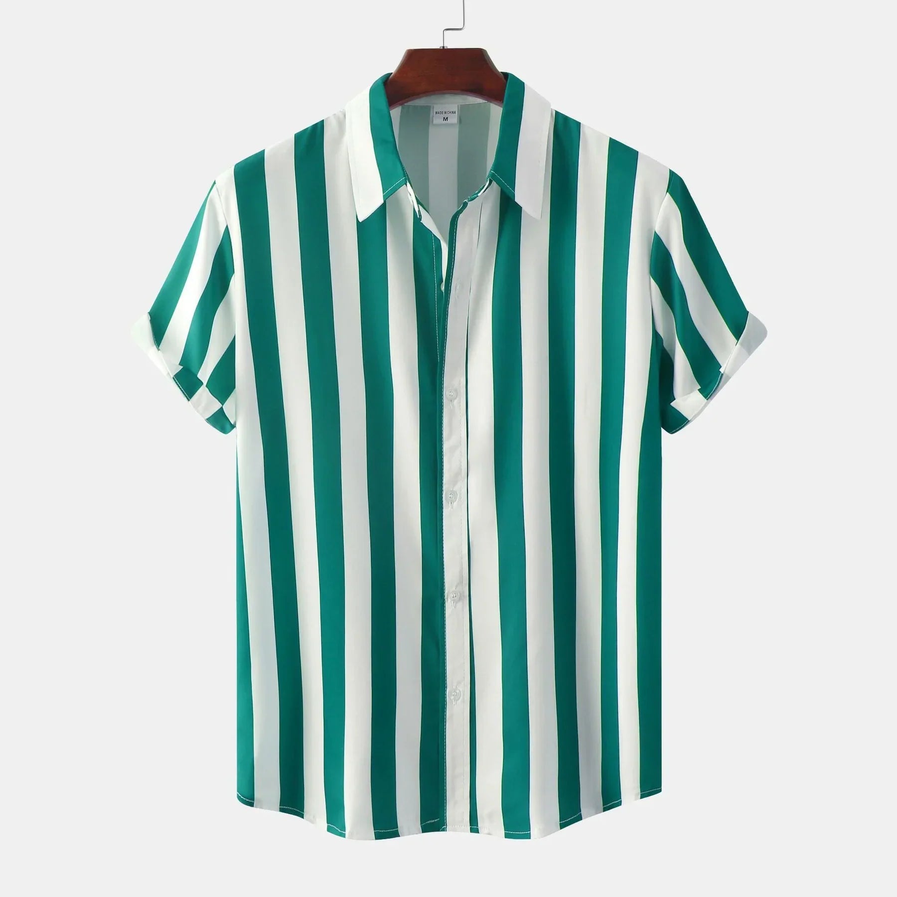 Chemise à manches courtes rayée verte et blanche, col classique, suspendue sur cintre en bois, mode homme, style décontracté, tendance été.