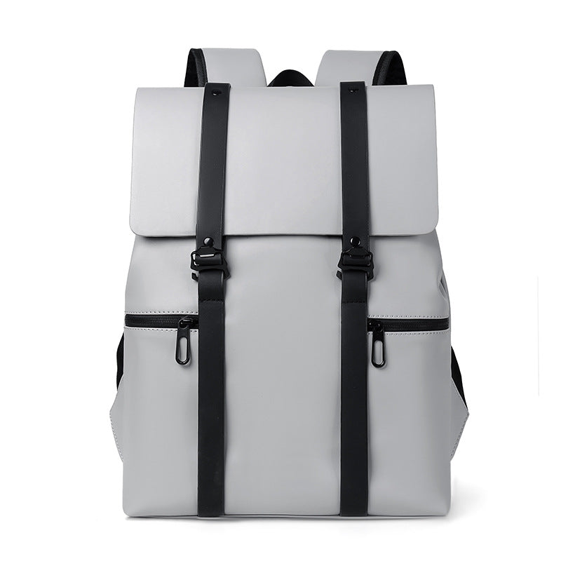 Sac à dos gris moderne avec bretelles noires, poches zippées et design minimaliste. Idéal pour le voyage, l'école ou le travail.