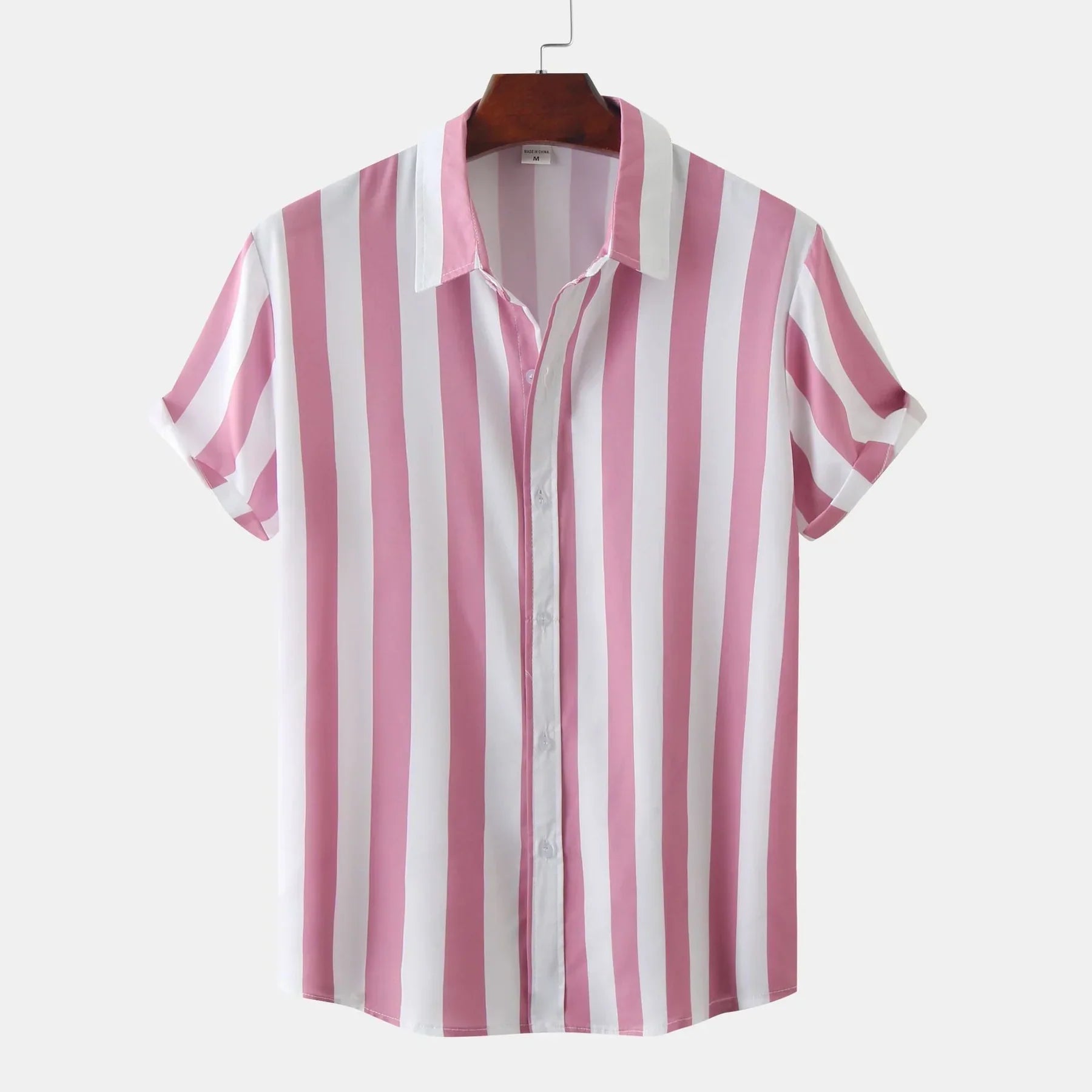 Chemise à manches courtes rayée rose et blanche, col classique, suspendue sur un cintre en bois, mode estivale élégante et décontractée.
