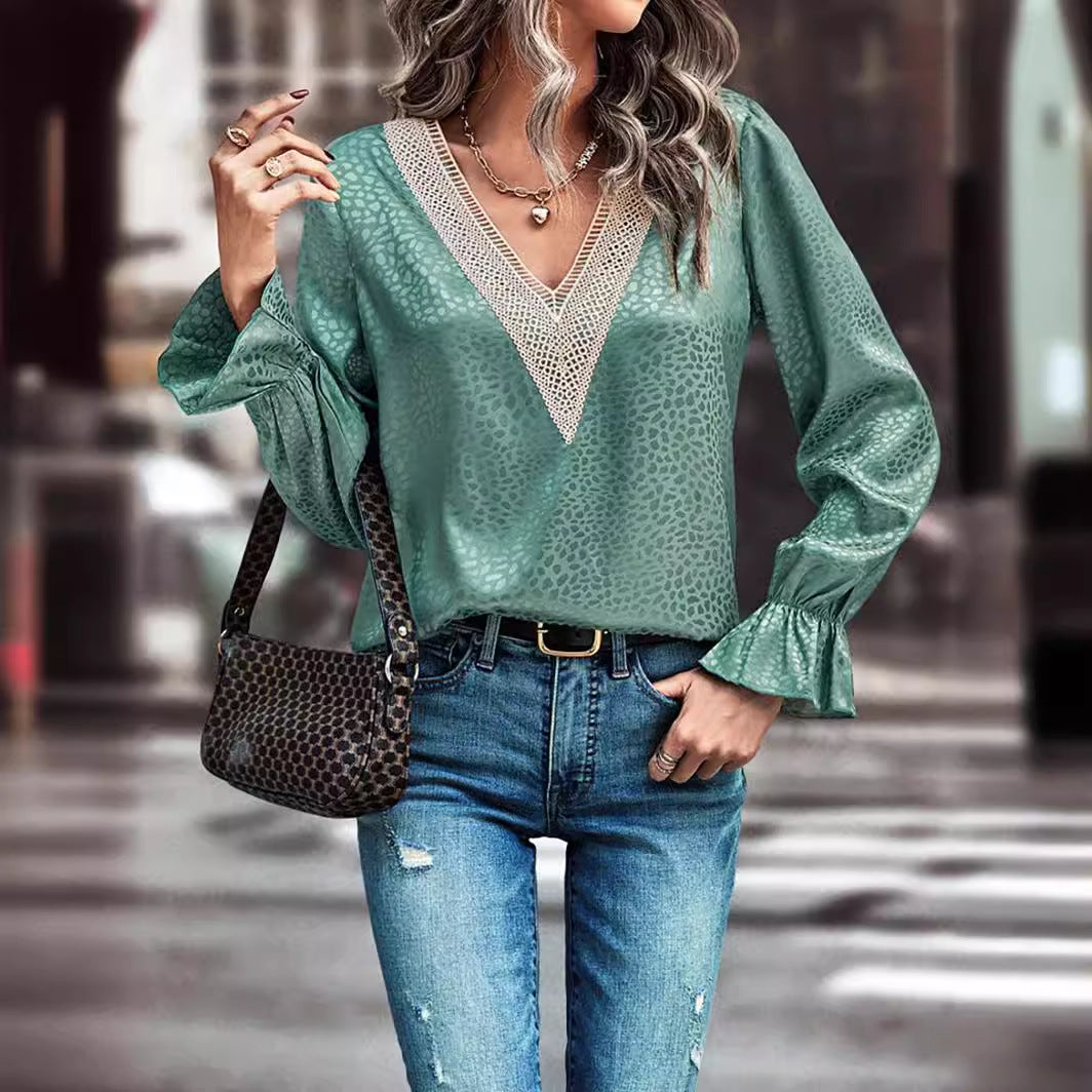 Femme en blouse verte à motifs léopard, jeans déchirés, sac à main marron, marchant en ville. Mode urbaine chic, style décontracté élégant.