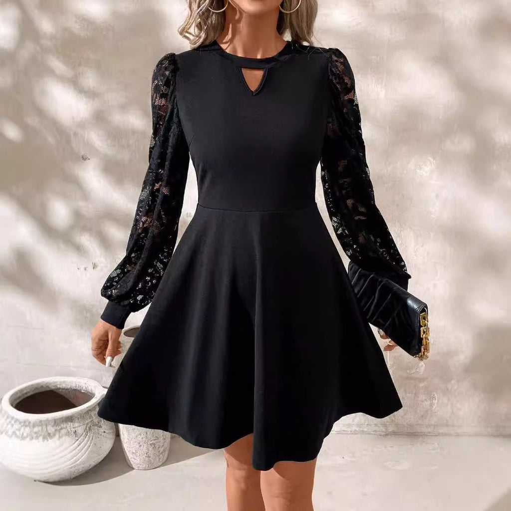 Robe noire élégante avec manches en dentelle, tenue chic pour soirée, femme tenant une pochette noire, fond mural texturé.