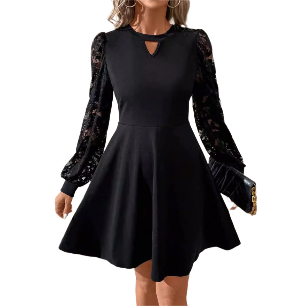 Robe noire élégante avec manches longues en dentelle, col rond, et jupe évasée. Accessoire: pochette noire. Mode féminine chic et tendance.