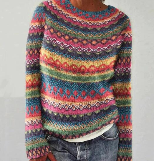 Pull multicolore en laine avec motifs géométriques, manches longues, porté avec un jean décontracté. Mode automne-hiver, style bohème chic.