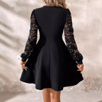 Robe noire élégante avec manches longues en dentelle transparente, coupe évasée, style chic et moderne, mode féminine tendance.