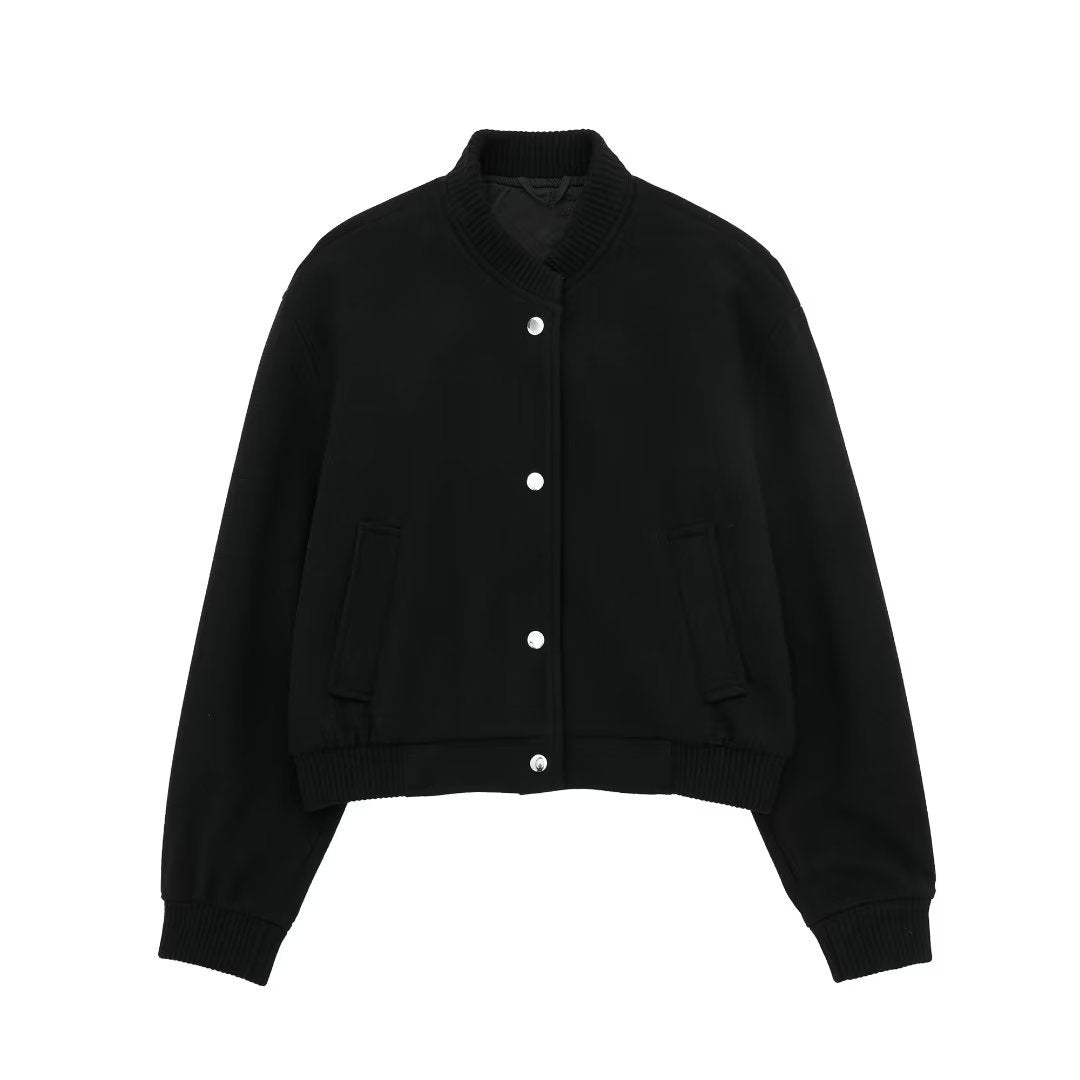 Veste bomber noire unisexe, boutons-pression argentés, poches latérales, col côtelé. Mode tendance, vêtement décontracté, style urbain.