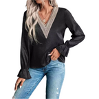 Blouse noire élégante à manches longues avec dentelle, portée par une femme en jean. Mode féminine chic, tenue décontractée tendance.