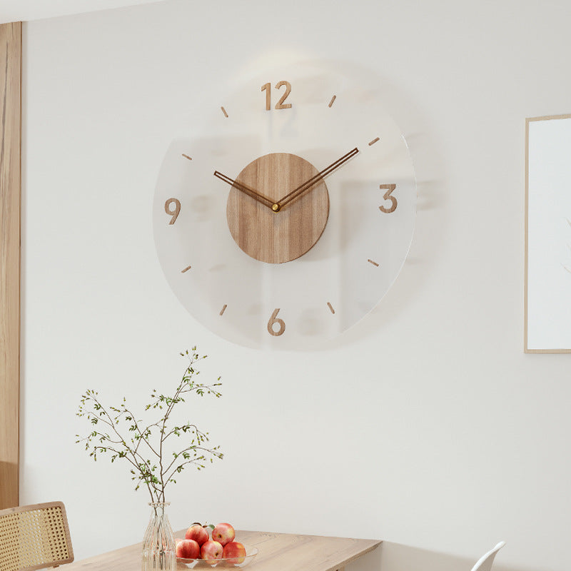 Horloge murale moderne en bois et verre, chiffres dorés, suspendue dans une salle à manger lumineuse avec table en bois et vase de fleurs.