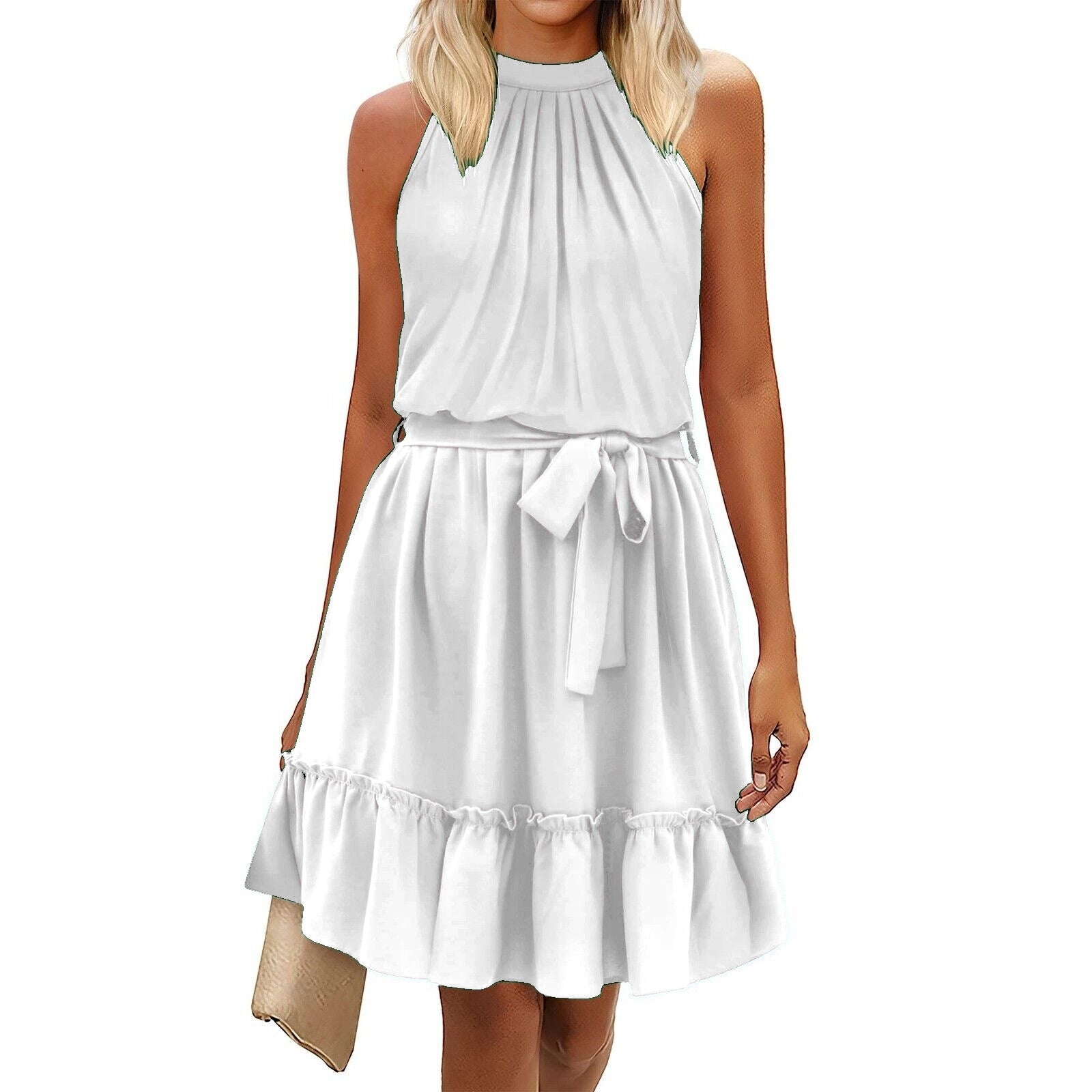 Robe blanche d'été sans manches, col haut plissé, ceinture nouée, ourlet volanté, tenue élégante pour femme, mode estivale chic.