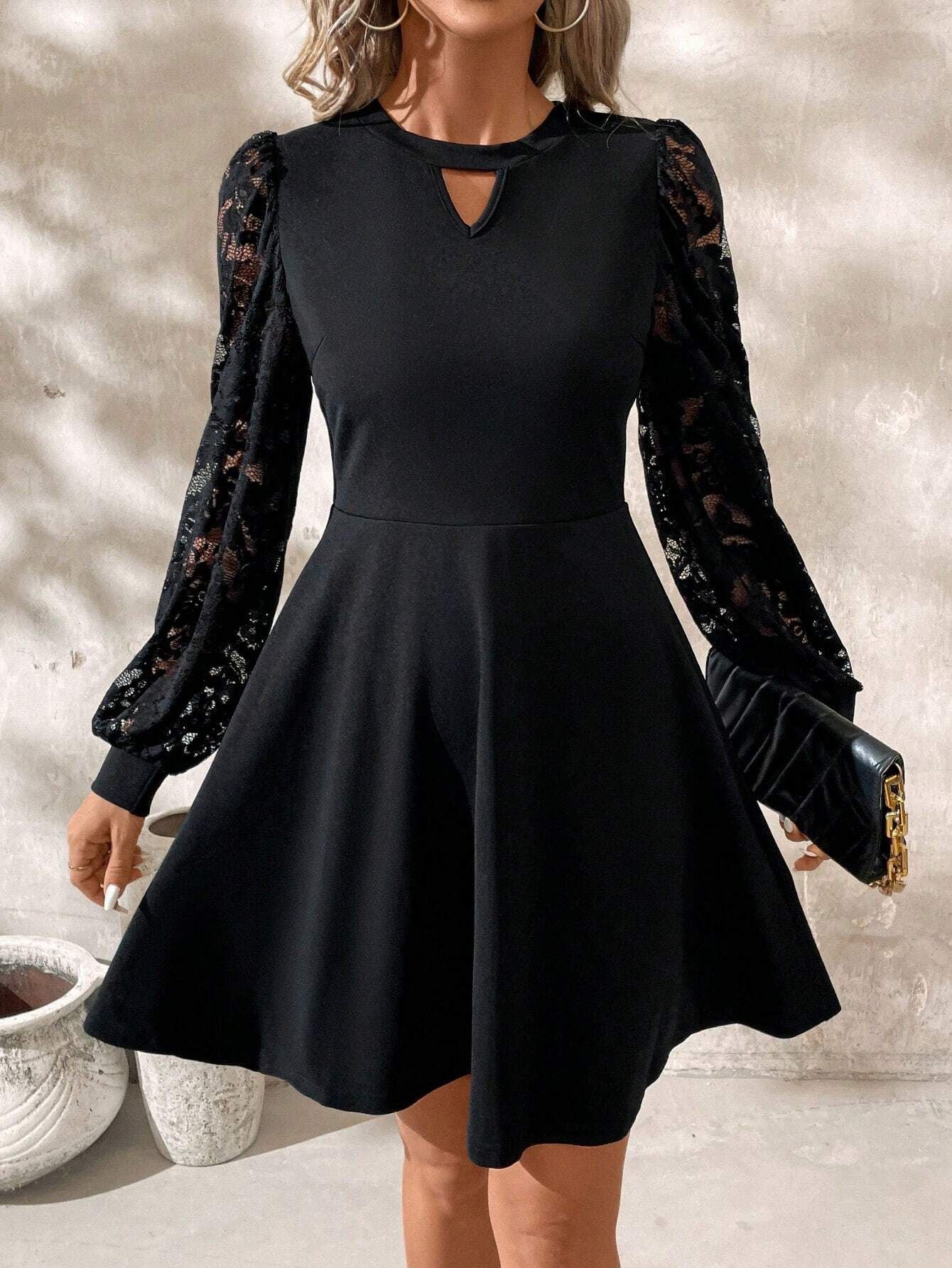 Robe noire élégante avec manches en dentelle, tenue chic pour soirée, femme tenant une pochette noire, mode féminine tendance.