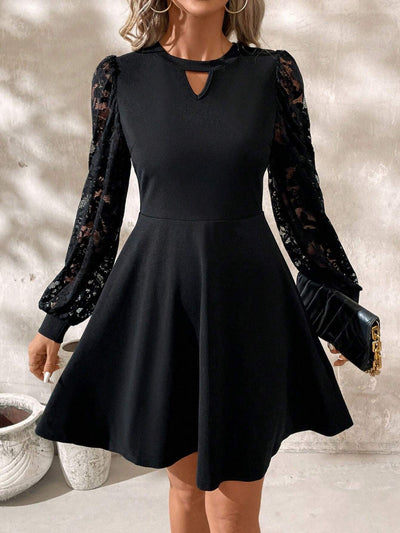Robe pour femme avec jupe évasée et empiècement en dentelle – élégante, ajustée et stylée