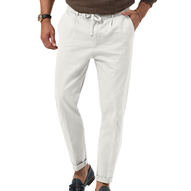 Pantalon blanc homme élégant, coupe ajustée, ceinture à cordon, style décontracté, idéal pour mode masculine moderne et tenue estivale chic.