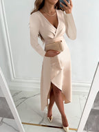 Robe élégante beige à manches longues, décolleté croisé, tenue avec pochette assortie et talons pointus, femme se prenant en photo dans un miroir.