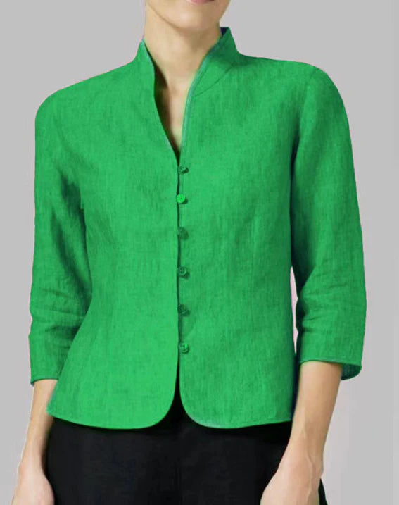 Blouse verte élégante pour femme, manches trois-quarts, col mao, boutons assortis. Mode féminine, tenue chic, vêtement tendance.